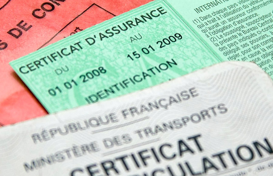 Assurance auto : la vignette verte ne disparaîtra finalement pas tout de  suite