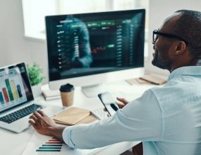 Data Analyst sur ordinateur