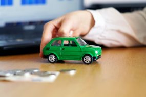 voiture sur une table