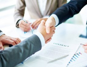 mains serrés contrat