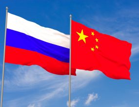 drapeaux russe chinois