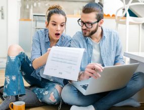 aide PAH surpris lisant un document