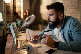 ouvrir compte auto entrepreneur devant son pc