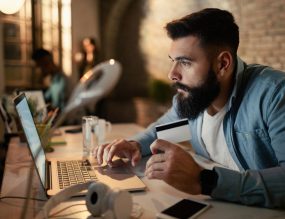 ouvrir compte auto entrepreneur devant son pc