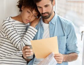 couple lisant un document de demande d'aides RSA