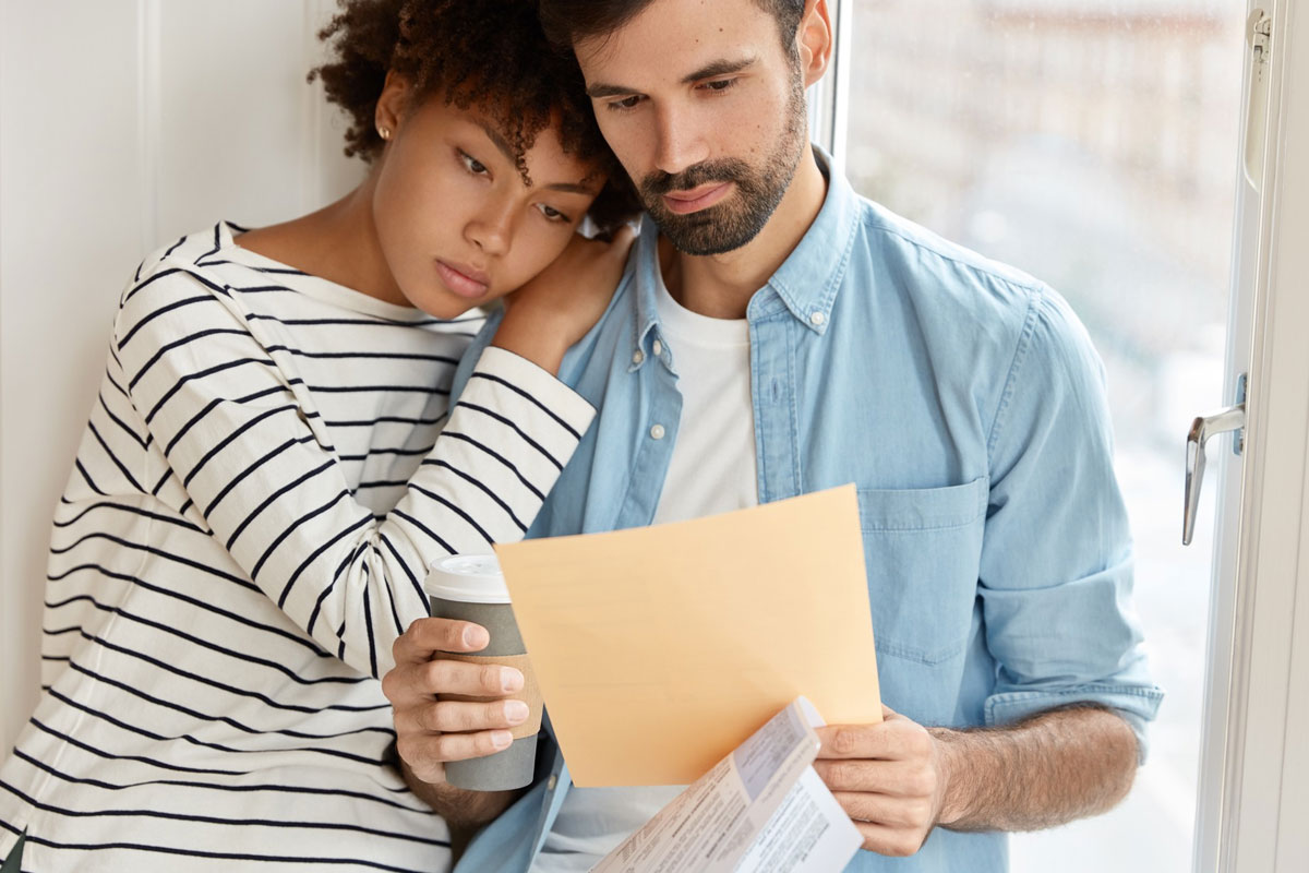 couple lisant un document de demande d'aides RSA