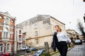 femme marchant dans une rue de Pologne