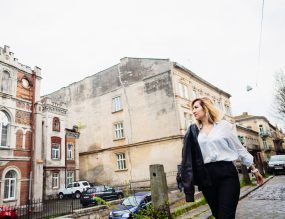 femme marchant dans une rue de Pologne