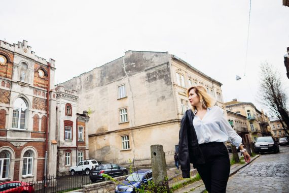 femme marchant dans une rue de Pologne