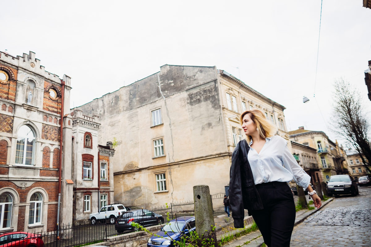 femme marchant dans une rue de Pologne