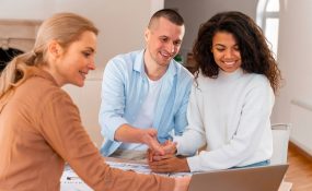 couple qui recherche un bien immobilier en agence