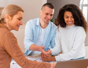 couple qui recherche un bien immobilier en agence