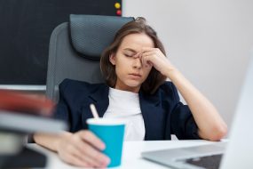 femme fatigué au travail