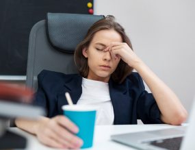 femme fatigué au travail