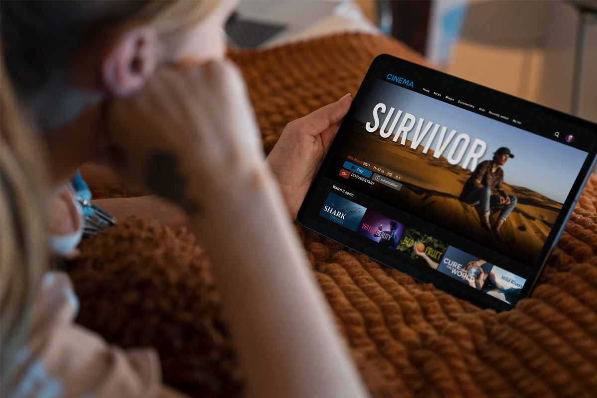 homme regarde netflix tablette