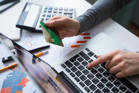 carte bancaire en main banque en ligne