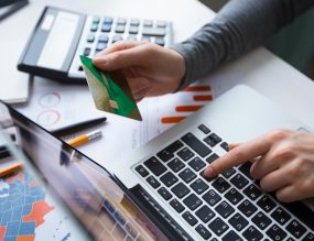 carte bancaire en main banque en ligne