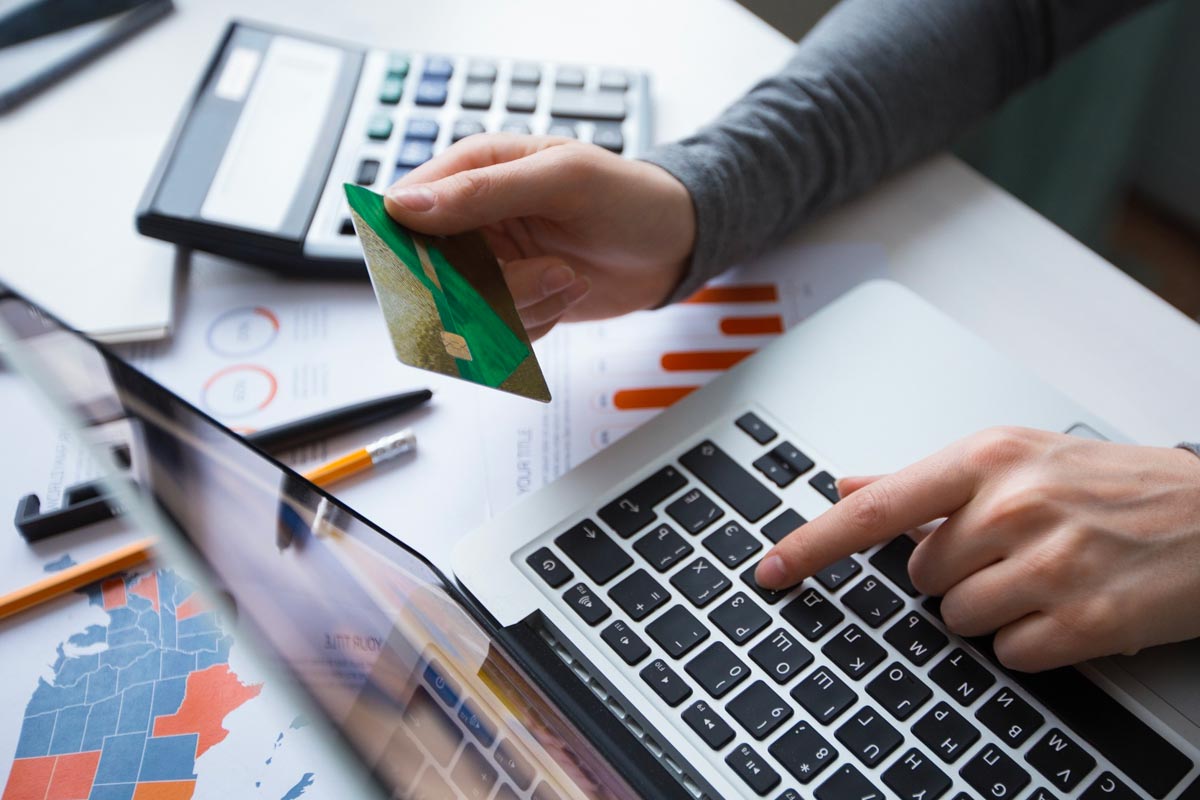 carte bancaire en main banque en ligne