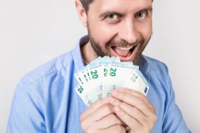 homme billets à la main