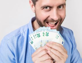 homme billets à la main