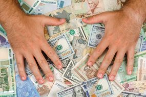 mains billets dollars