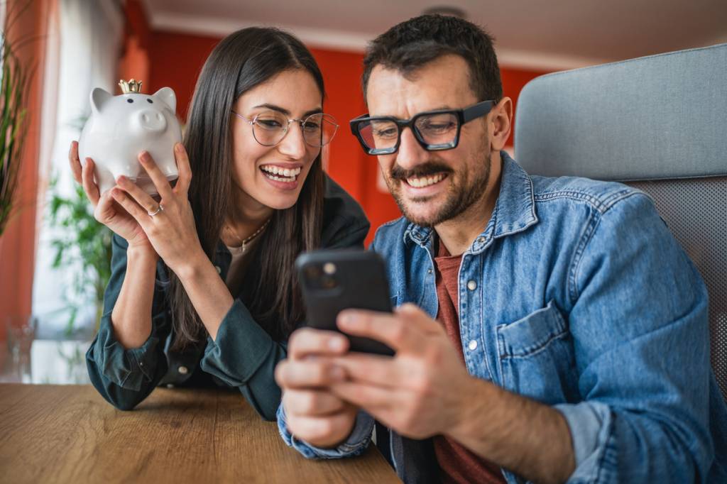 couple choix assurance sur téléphone