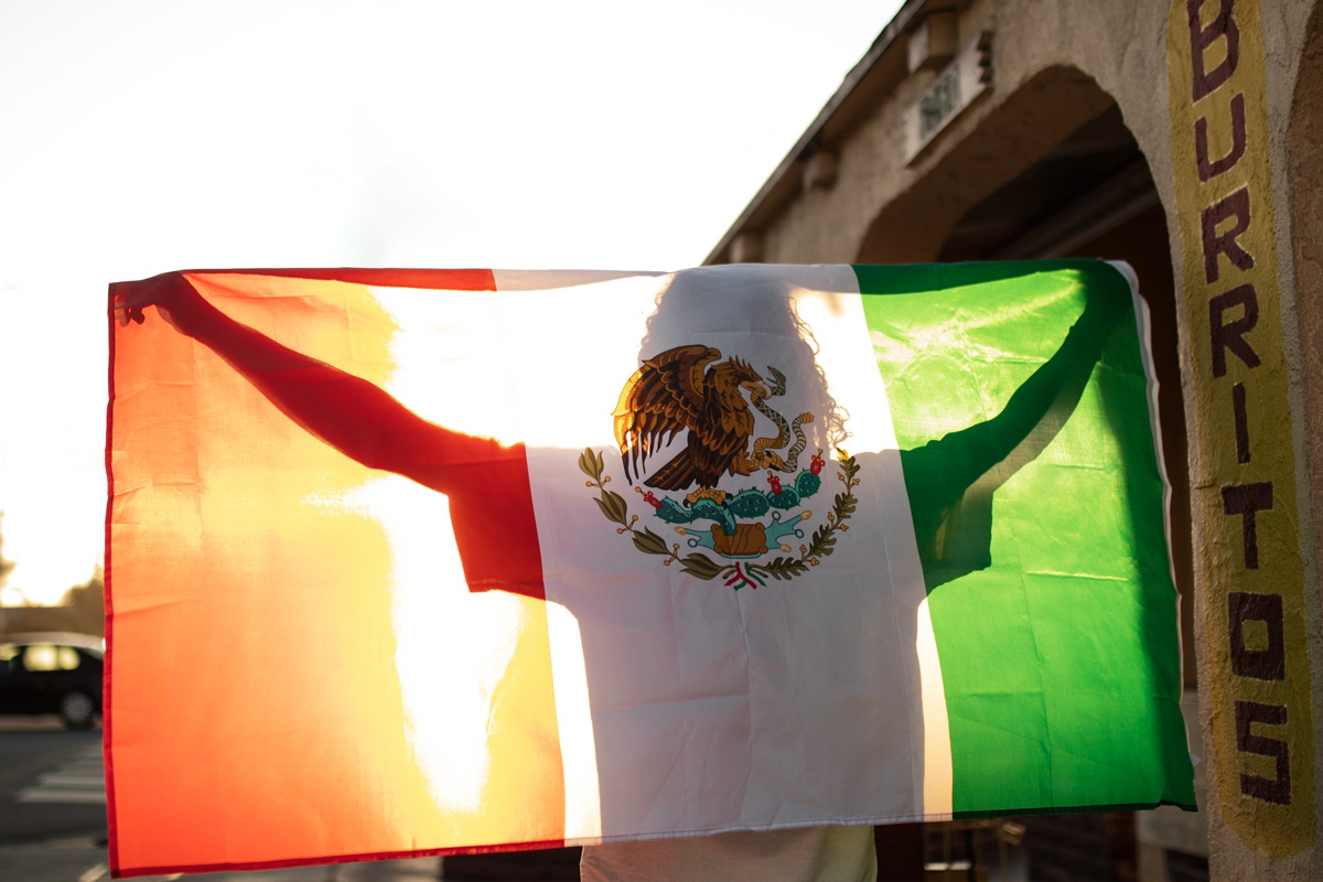 drapeau mexicain porté par homme